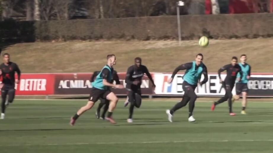 – Han sa att han ville skada mig, då satte tränaren oss i samma lag, berättade Zlatan på landslagets presskonferens.